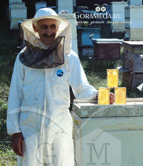 пчеловод на пасеки Гора Мёда